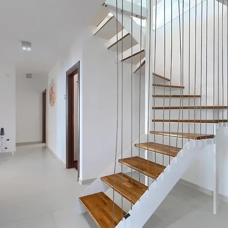 Kelly Villa *