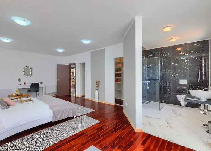 Kelly Villa *
