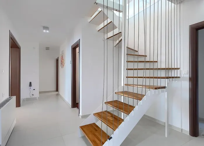 Kelly Villa *